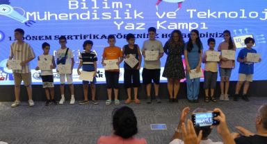 Kartal Belediyesi Bilim, Mühendislik ve Teknoloji Yaz Kampı’nda Öğrenciler Sertifikaları Aldı