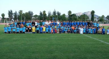 Kemer Belediye Başkanı Necati Topaloğlu geleceğin futbolcularıyla bir araya geldi