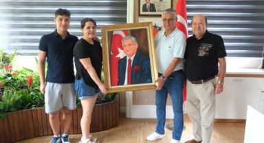 Kemer Belediye Başkanı Necati Topaloğlu’na yağlı boya tablo hediye edildi