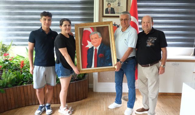 Kemer Belediye Başkanı Necati Topaloğlu’na yağlı boya tablo hediye edildi