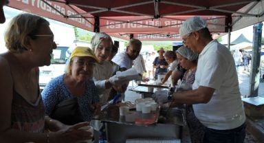 Kemer Belediye Başkanı Necati Topaloğlu’ndan aşure ikramı 