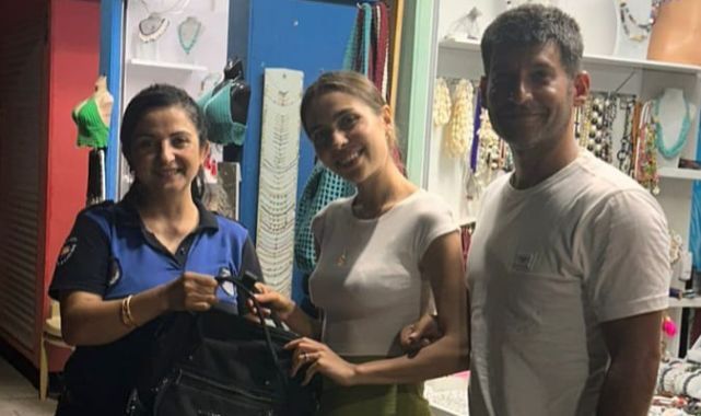 Kemer Belediyesi Zabıta ekipleri kaybolan çantayı sahibine teslim etti