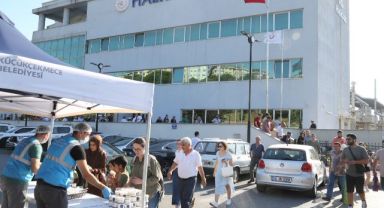 KÜÇÜKÇEKMECE’DE BİNLERCE KİŞİYE AŞURE İKRAM EDİLDİ