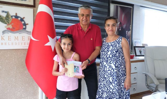Yazdığı kitabı Kemer Belediye Başkanı Necati Topaloğlu’na hediye etti