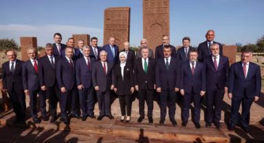 Cumhurbaşkanı Erdoğan, Devlet Bahçeli'ye 76 Gül Hediye Etti: Sayının Anlamı ve Ahlat'taki Önemli Ziyaret