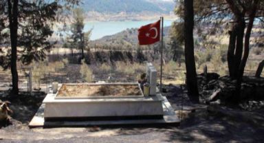 Gördes'teki Orman Yangınında Şehit Mezarı ve Türk Bayrağı Yangından Korundu