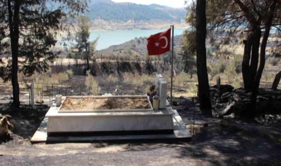Gördes'teki Orman Yangınında Şehit Mezarı ve Türk Bayrağı Yangından Korundu