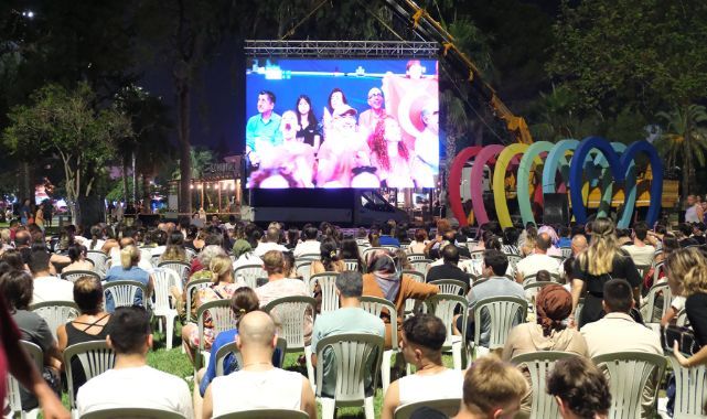 Kemer’de milli maç için dev ekran kuruldu