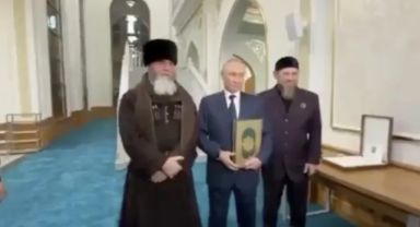 Putin’den Çeçenistan Ziyaretinde Kur’an-ı Kerim’e Derin Saygı Göstergesi