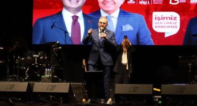 Bandırma’nın Kurtuluşunun 102. Yılı Coşkuyla Kutlandı: Emre Altuğ Konseri ile Muhteşem Final