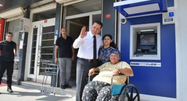 Esenyurt Belediye Başkanı Prof. Dr. Ahmet Özer, Engelli Vatandaşı Ziyaret Ederek Tekerlekli Sandalye Yardımında Bulundu