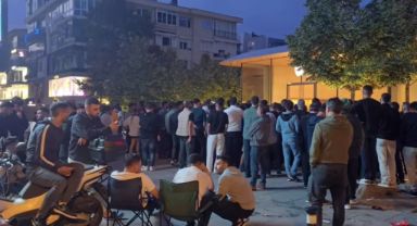 İPhone 16 İçin Kuyrukta Bekleyenlerin Gerçek Yüzü: Telefon Satıcıları Fırsat Peşinde!