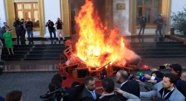 Arnavutluk'ta Muhalefet Vekillerinin Sandalyeleri Ateşe Vermesi Olayı