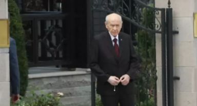 Bahçeli’nin Tespih Anı: Erdoğan’ı Beklerken Kameralara Yansıdı