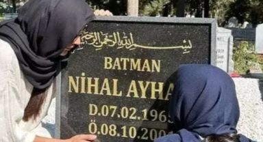 Dilan Polat, Annesinin Ölüm Yıldönümünde Mezarlık Ziyareti Gerçekleştirdi