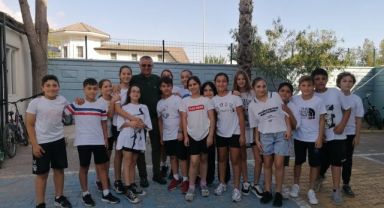 Kemer Belediye Başkanı Necati Topaloğlu, Öğrencilerle Voleybol Oynayarak Eğitime Desteğini Gösterdi