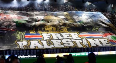 PSG-Atletico Madrid Maçında Açılan 'Özgür Filistin' Pankartı Fransa'da Tartışma Yarattı