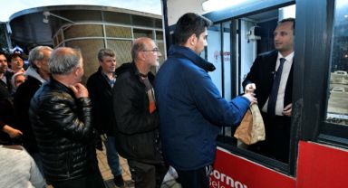 Başkan Ömer Eşki, Ramazan Ayında Bornova'da İftar Kumanyası Dağıttı