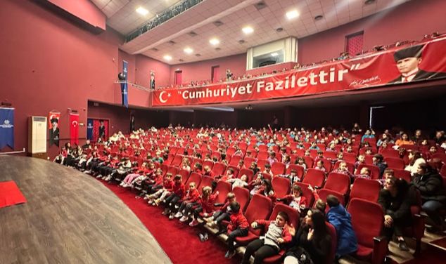 Başkan Çerçioğlu, Her Yaştan Aydınlıyı Tiyatro Gösterileriyle Buluşturdu