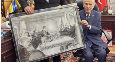 Devlet Bahçeli'ye İlginç Hediye: Satrançta Liderleri Mat Ettiği Tablolu Hediye Gündem Oldu
