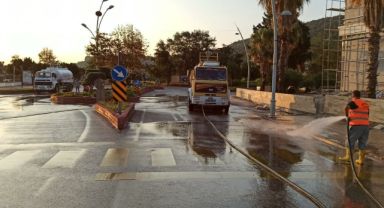 Kemer Belediyesi Gece Boyunca Tozlu Yolları Yıkayarak Temizliyor