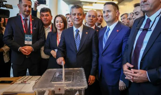 CHP'de Olağanüstü Kurultay Hamlesi! Özgür Özel İmza Sürecini Duyurdu